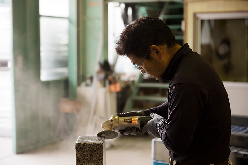 【職種：工場で石材加工】