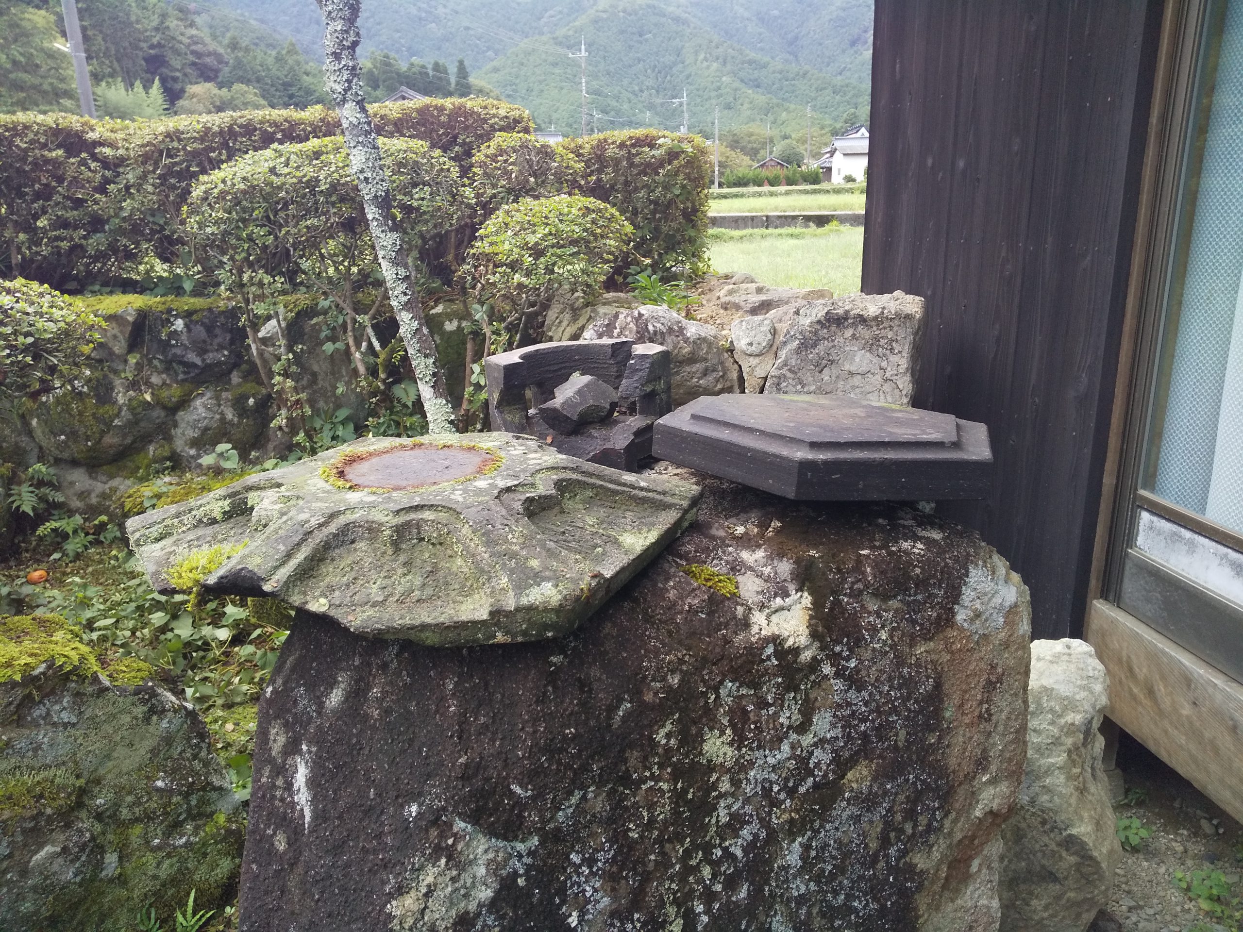 蘭渓型灯籠の火袋の加工 - 【ブログ】 兵庫の墓石店「森田石材店」兵庫 