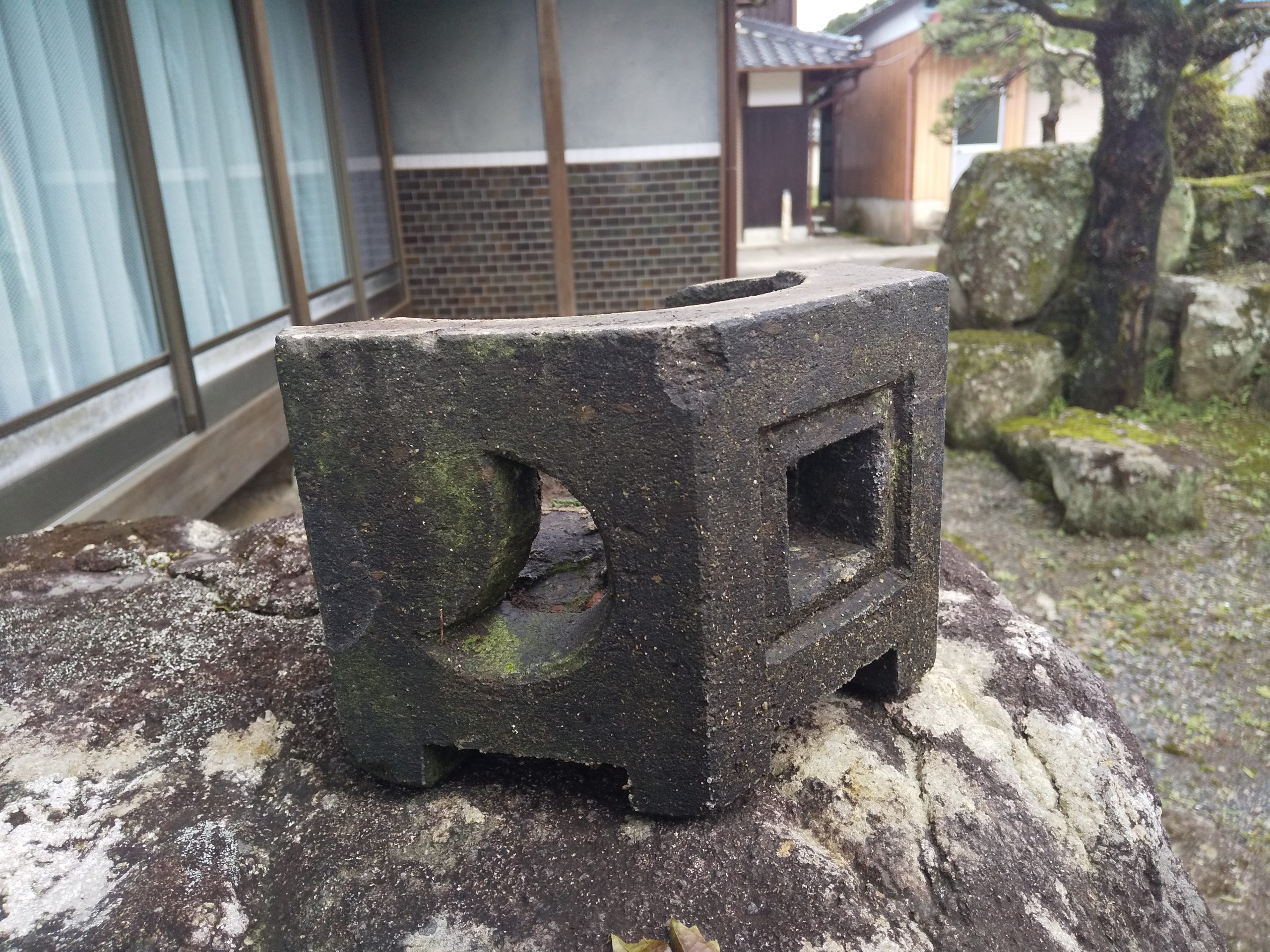 蘭渓型灯籠の火袋の加工 - 【ブログ】 兵庫の墓石店「森田石材店」兵庫 