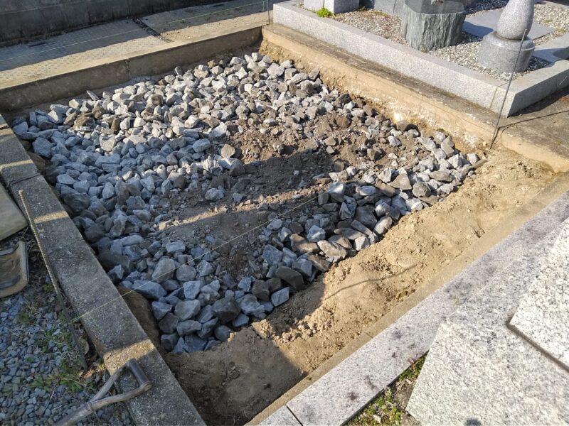 栗石で基礎のしっかりしたお墓 - 【ブログ】 兵庫の墓石店「森田石材店」兵庫の墓石店『森田石材店』|創業102年。中兵庫一番のお墓建立実績