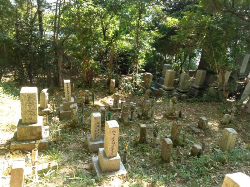墓石整理 既存墓石の整理の仕方 ～①コンパクトにまとめて花立を減らす