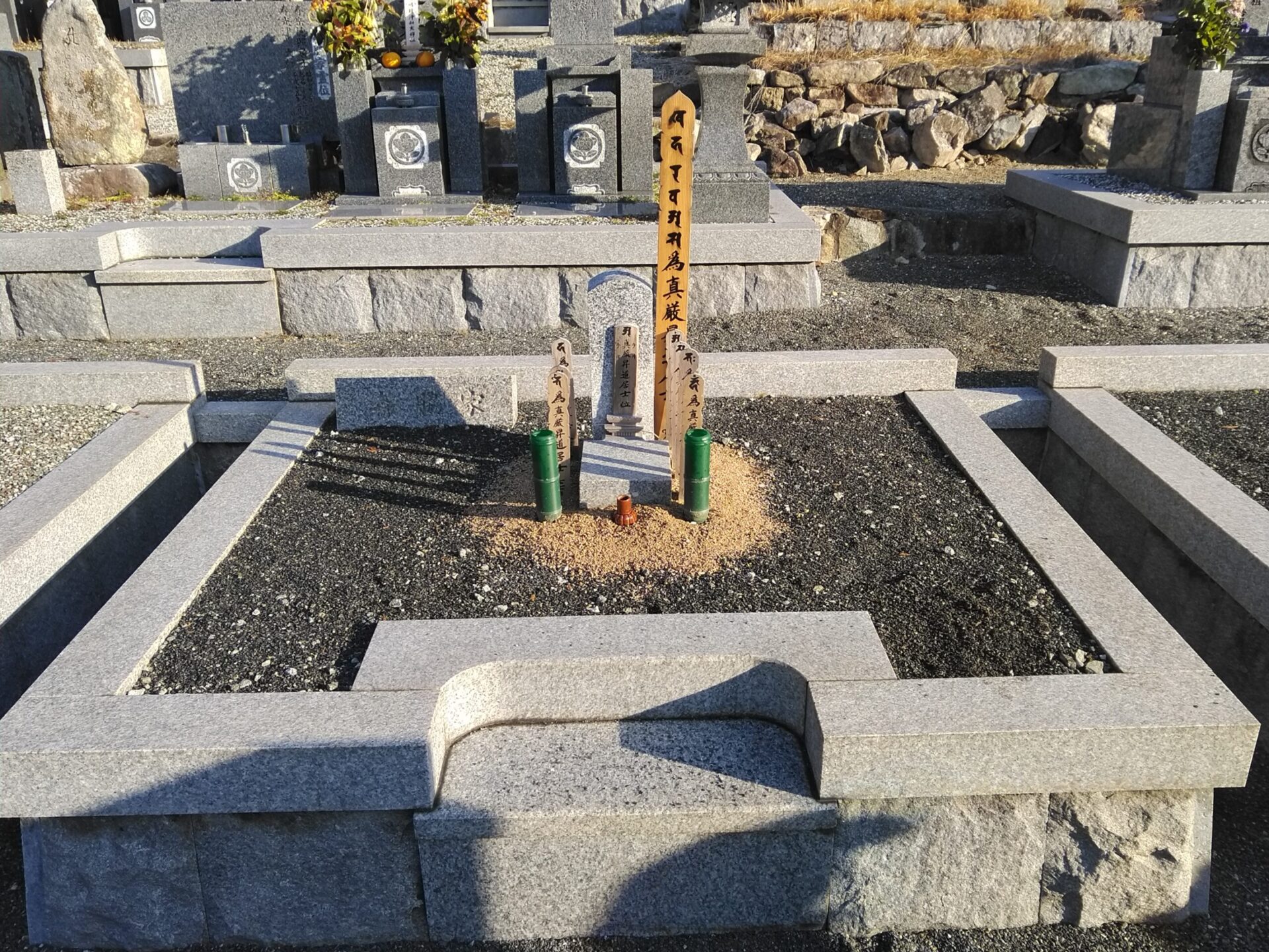 クレーン車を使って墓石建立＠西脇市黒田庄町 - 【ブログ】 兵庫の墓石